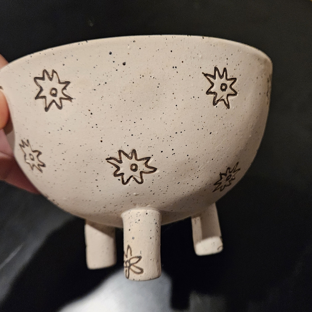 Charming Cream Ceramic Planter - Picture 5 of 6